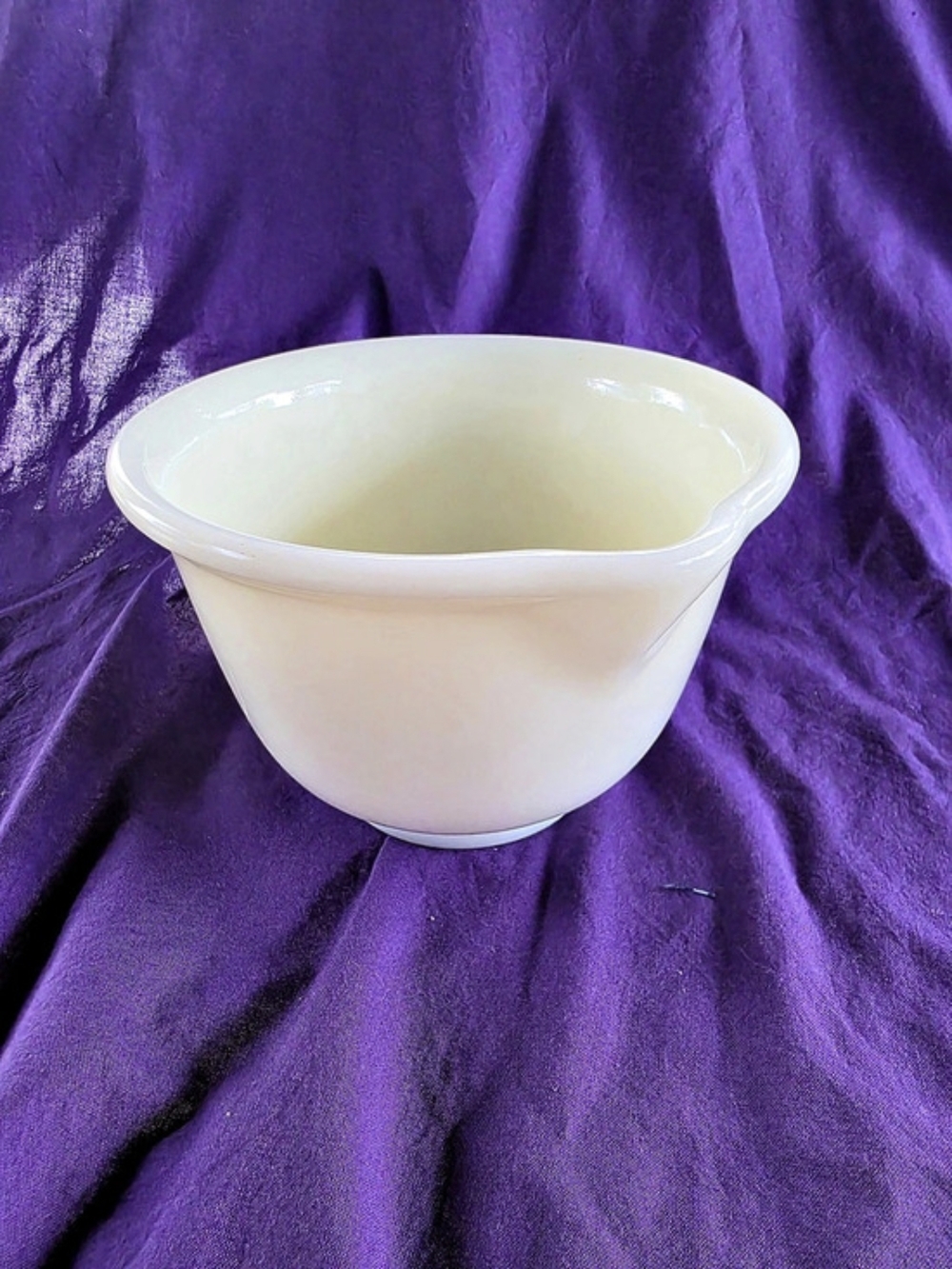 Hamilton Beach Vintage Custard Glass Mixing Bowl with Pour Spout
